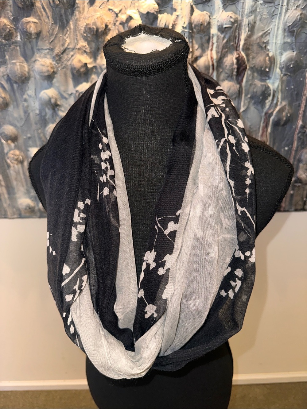 ⭐️ Simply Vers Black and White Floral Infinity Scarf